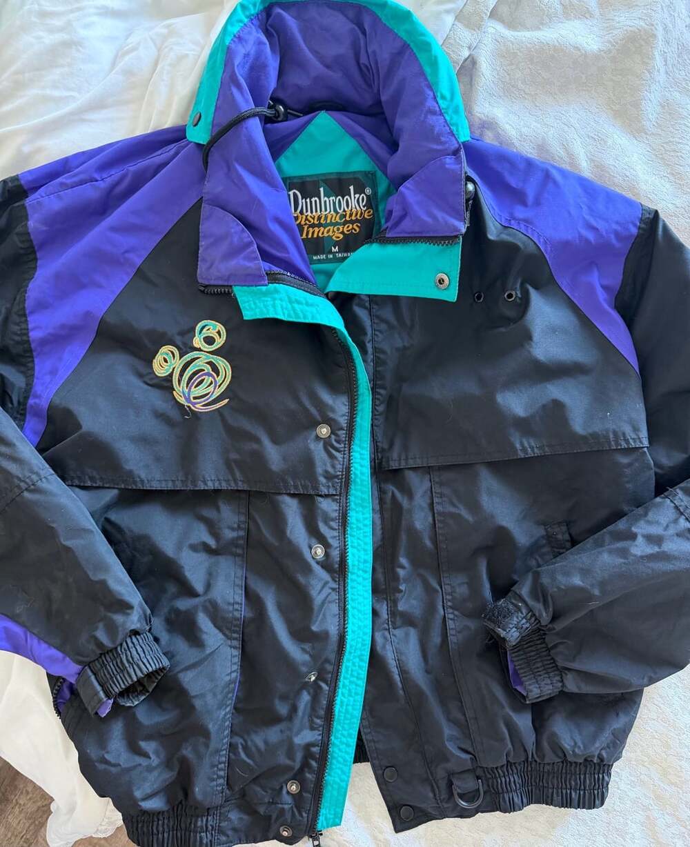 Disney Quest Cast Member uniform Windbreaker jacket Size -Medium
Memorabilia g